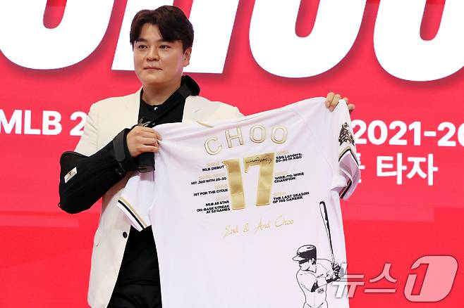 SSG 랜더스 추신수가 7일 오후 인천 연수구 경원재 앰배서더 호텔에서 열린 '은퇴 기자회견'에서 은퇴 기념유니폼과 함께 기념촬영을 하고 있다. 2024.11.7/뉴스1 ⓒ News1 황기선 기자