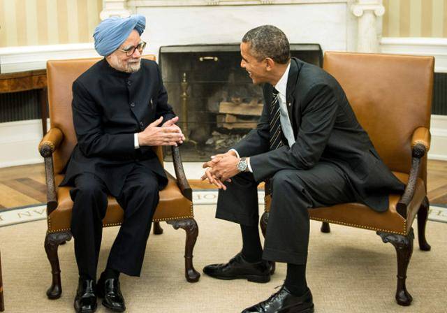 만모한 싱(왼쪽) 전 인도 총리가 버락 오바마 전 미국 대통령과 2013년 미국 워싱턴 백악관에서 대화를 나누고 있다. 워싱턴=AFP 연합뉴스
