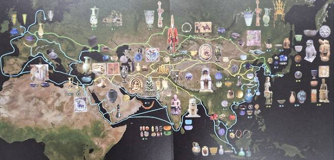 유라시아 실크로드가 중국을 거쳐 신라 경주까지 이어져 있다. 실크로드 문명교류사 팜플렛 캡처