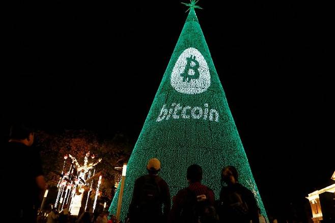 지난 9일(현지시간) 엘살바도르 수도 산살바도르 시내에 설치된 대형 크리스마스 트리의 모습. 비트코인 로고가 새겨져있다. 로이터·연합뉴스