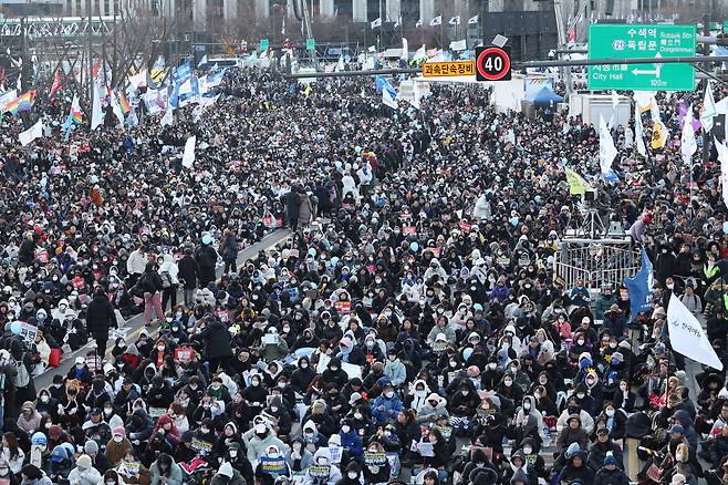 28일 오후 서울 종로구 광화문 동십자각 일대에서 ‘윤석열 즉각 퇴진! 사회대개혁! 4차 범시민 대행진’ 집회가 열리고 있다. /뉴시스