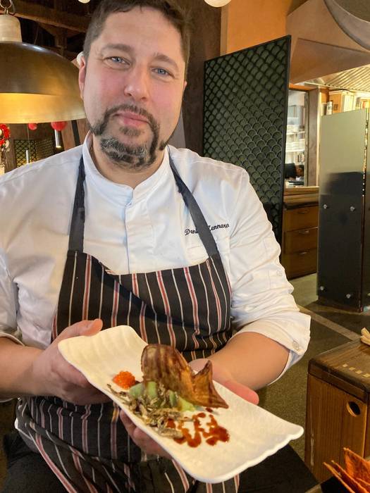 외래종 푸른꽃게를 활용한 요리를 선보이고 있는 이탈리아 셰프 다니엘레 제나로. 꽃게살을 으깨 붕어빵같은 형태로 만들어낸 메뉴. 사진=Algiubagio restaurant/텔레그래프 캡처