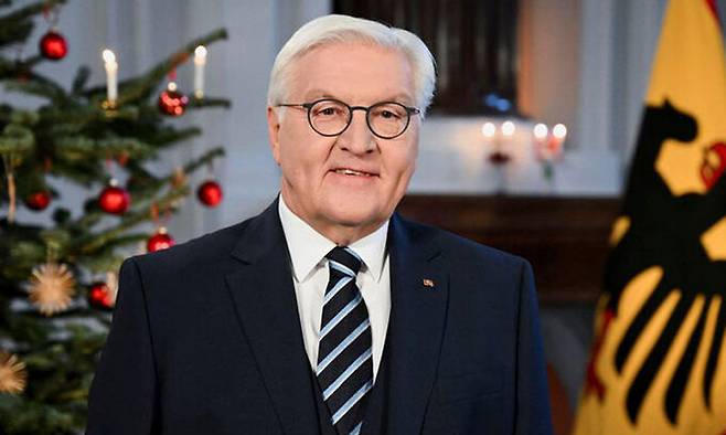 프랑크발터 슈타인마이어 독일 대통령이 23일 베를린 벨뷰궁에서 연례 크리스마스 연설을 녹음하고 있다. 그는 27일 의회를 해산하고, 2025년 2월23일 조기총선을 실시하라고 지시했다. AP뉴시스