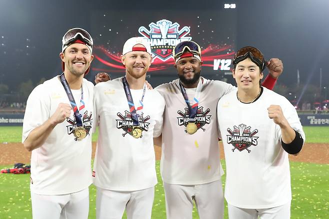 한국시리즈 우승 후 제임스 네일, 에릭 라우어, 나성범과 함께 기념촬영을 하고 있는 소크라테스 브리토. KIA 타이거즈 제공