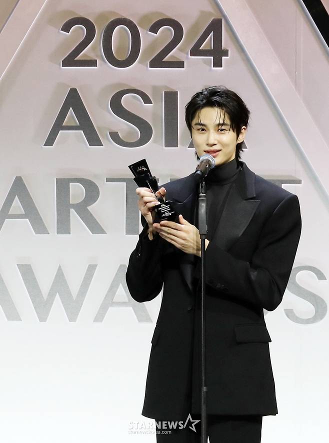배우 변우석이 27일 오후 태국 방콕 임팩트 챌린저 홀 1-2(IMPACT Challenger Hall 1-2)에서 열린 '제 9회 아시아 아티스트 어워즈'(The 9th Asia Artist Awards')' 에서 AAA Asia Celebrity 상을 수상하고 소감을 말하고 있다. 2024.12.27 /사진=임성균 tjdrbs23@