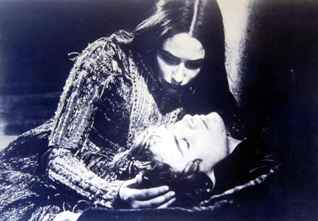 영화 '로미오와 줄리엣'(1968)의 주연 배우 올리비아 허시와 레너드 위팅의 영화 속 모습. 파라마운트 제공