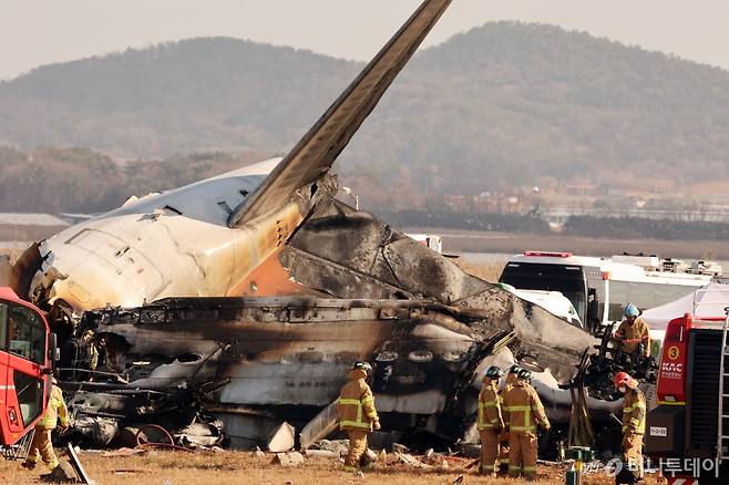 (무안=뉴스1) 김태성 기자 = 29일 오전 전남 무안국제공항 활주로에 여객기가 추락해 사고 수습이 이뤄지고 있다. 이날 오전 9시 7분쯤 승객과 승무원 181명을 태운 태국발 제주항공 7C2216편 항공기가 무안공항 착륙을 시도하던 중 활주로 외벽에 부딪혀 폭발했다. 2024.12.29/뉴스1 Copyright (C) 뉴스1. All rights reserved. 무단 전재 및 재배포, AI학습 이용 금지. /사진=(무안=뉴스1) 김태성 기자