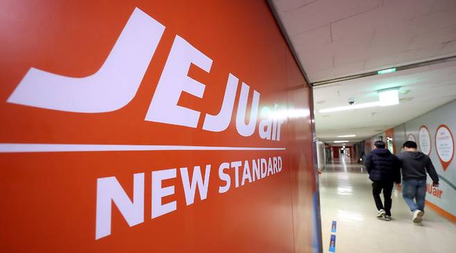 '전남 무안공항 항공기 참사'가 발생한 29일 오후 서울 강서구 제주항공 서울지사에서 직원이 사무실로 향하고 있다. 뉴시스