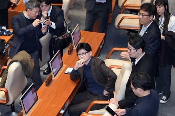 비상계엄 해제 결의안 본회의장 찾은 한동훈 대표 - 윤석열 대통령이 3일 밤 긴급성명을 통해 비상계엄을 선포한 가운데 4일 새벽 서울 여의도 국회 본회의장에 국민의힘 한동훈 대표가 의원들과 함께 자리하고 있다. 국회는 이날 본회의에서 여야 의원들이 참석한 가운데 비상계엄 해제 요구 결의안을 재석 190인, 찬성 190인으로 가결했다. 2024.12.4 연합뉴스
