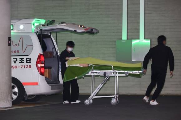 이대서울병원으로 이송되는 무안 제주항공 참사 생존 승무원 - 무안 제주항공 참사 생존 승무원 이모씨가 29일 서울 강서구 이대서울병원으로 이송되고 있다. 2024.12.29 연합뉴스
