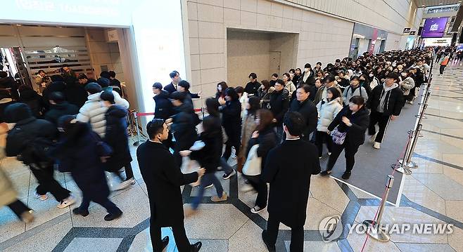 코엑스에서 열린 정시 대입정보박람회 (서울=연합뉴스) 신현우 기자 = 19일 오전 서울 강남구 코엑스에서 학생과 학부모들이 2025학년도 정시 대학입학정보박람회에 입장하고 있다. 2024.12.19 nowwego@yna.co.kr