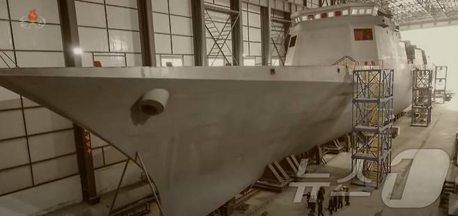 북한 조선중앙TV는 지난 29일 '당 중앙위원회 제8기 제11차 전원회의 확대회의'에 관한 보도를 하면서 김정은 노동당 총비서가 새로 건조 중인 신형 함선을 시찰하는 사진을 보도했다.(조선중앙TV 갈무리)