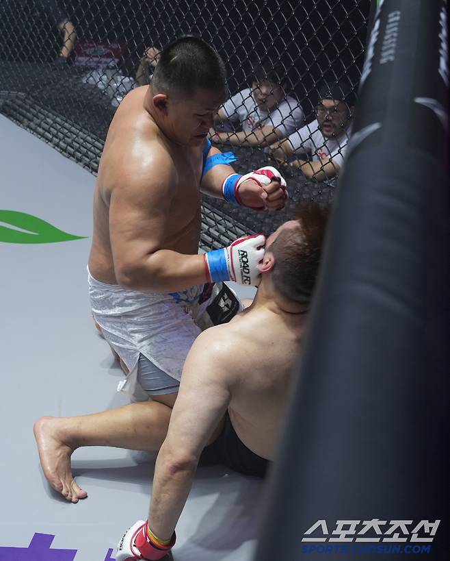 세키노 다이세이가 쓰러진 심건오에게 펀치를 날리고 있다. 사진제공=로드FC