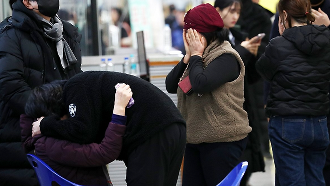 30일 오전 무안국제공항에서 제주항공 여객기 사고 탑승객 가족들이 오열하고 있다.ⓒ연합뉴스