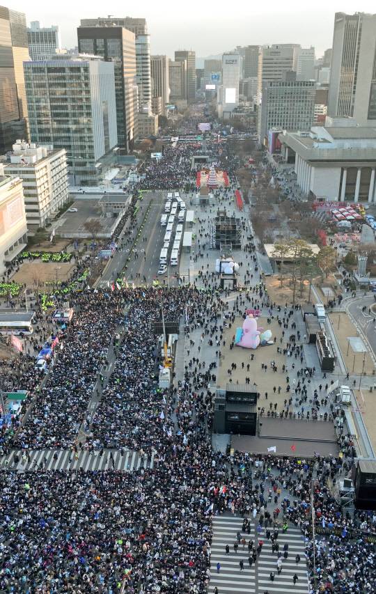지난 12월28일 오후 서울 광화문광장 일대에서 윤석열즉각퇴진·사회대개혁 비상행동 주최 대통령 퇴진 집회(아래)와, 대통령 탄핵 반대와 12·3 비상계엄 지지를 주장하는 대한민국바로세우기국민운동본부(대국본) 주최 '주사파 척결! 자유민주주의 수호 광화문 국민혁명대회'(위)가 동시에 열리고 있다.<연합뉴스 사진>