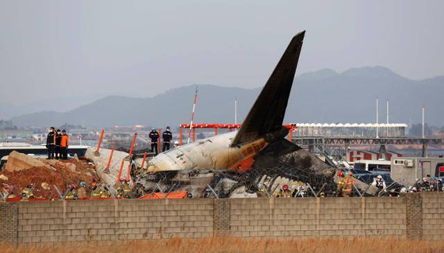 29일 제주항공 2216편 여객기 참사가 발생한 전남 무안국제공항에서 소방대원들이 사고기 잔해를 수색하고 있다. 무안=뉴시스