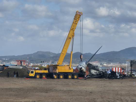 제주항공 여객기 참사의 피해를 키웠다는 지적이 제기된 무안국제공항 활주로 끝 부분의 거대한 흙더미와 콘크리트 구조물. 황희규 기자