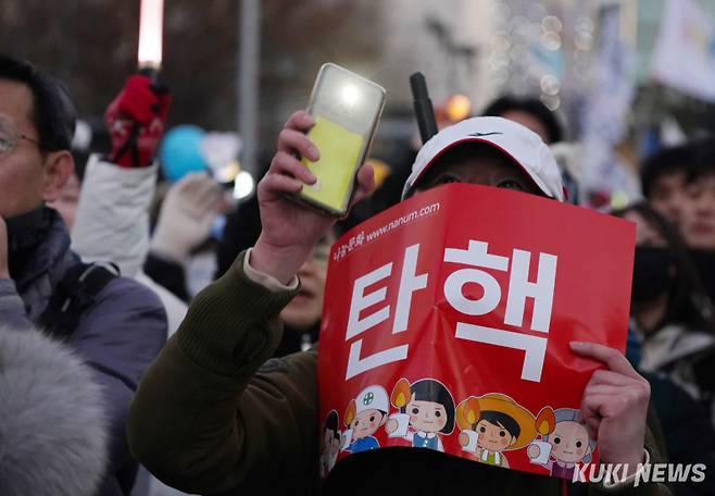 지난 14일 서울 여의도 국회 앞에서 열린 ‘윤석열 즉각 퇴진·사회대개혁 비상행동’ 촛불집회에 참가한 시민들이 환호하고 있다. 사진=박효상 기자