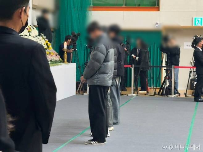 정모군(19)은 광주에서 친구 4명과 함께 버스를 타고 무안에 도착했다. 그는 "이동하는 동안 서로 아무 말도 하지 않았다"며 "희생자들이 사고 전날까지만 해도 행복한 시간을 보내고 이런 사고가 날 줄 예상 못했을 거라고 하니 안타까운 마음이 더 크다"고 말했다. 조문하는 정군과 친구들./사진=김선아 기자