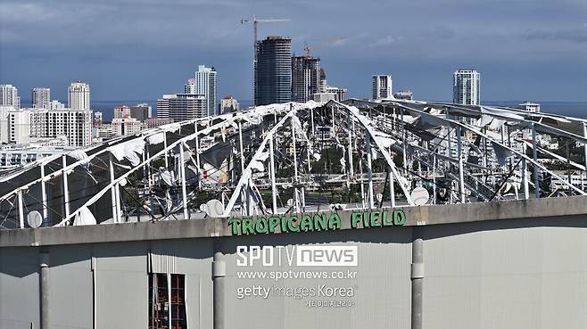 ▲ 탬파베이는 지난 10월 허리케인 '밀턴'으로 인해 홈 구장인 트로피카나필드가 파손되면서 당장 내년 시즌에는 대체 구장에서 홈 경기를 치러야 하는 상황이다. 돔구장인 트로피카나필드는 허리케인 여파로 지붕에 큰 손상을 입었고 2026년에야 복구가 가능한 상태다. 공사비만 5570만 달러가 소요될 예정이다.