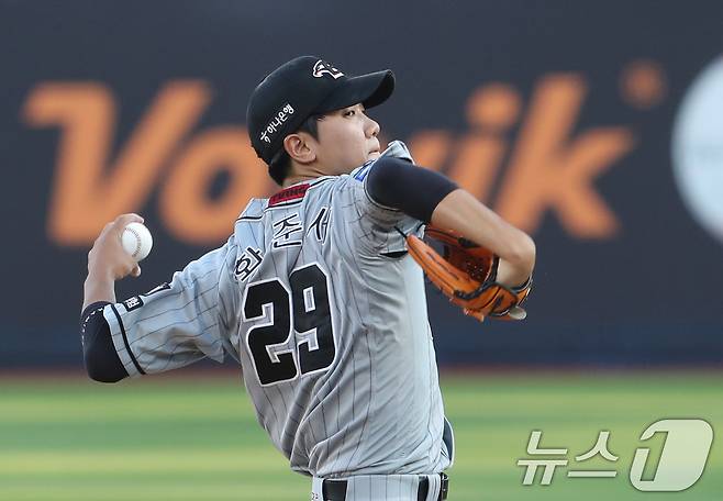 4일 오후 경기 수원시 장안구 KT위즈파크에서 열린 '2024 신한 SOL 뱅크 KBO리그' 한화 이글스와 KT 위즈의 경기, 1회말 한화 선발투수 황준서가 공을 던지고 있다. 2024.6.4/뉴스1 ⓒ News1 김영운 기자