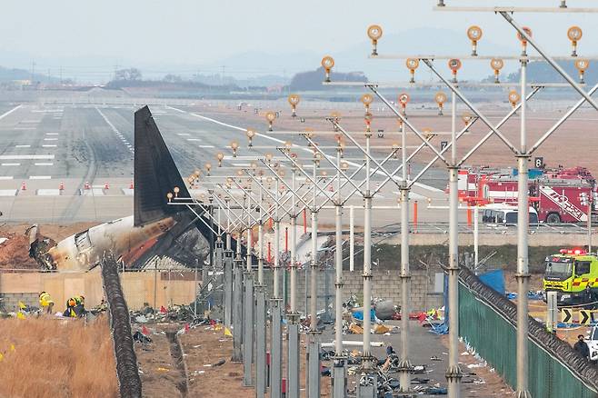 2024년 12월 30일 오후 전북 무안국제공항 활주로에 제주항공 7C2216편이 남긴 것으로 추정되는 자국이 선명한 모습. 지난 29일 오전 제주항공 7C2216편 항공기가 동체 착륙을 시도하던 중 활주로 끝 콘크리트 둔덕과 충돌하면서 181명 탑승객 가운데 179명이 사망했다. /장련성 기자