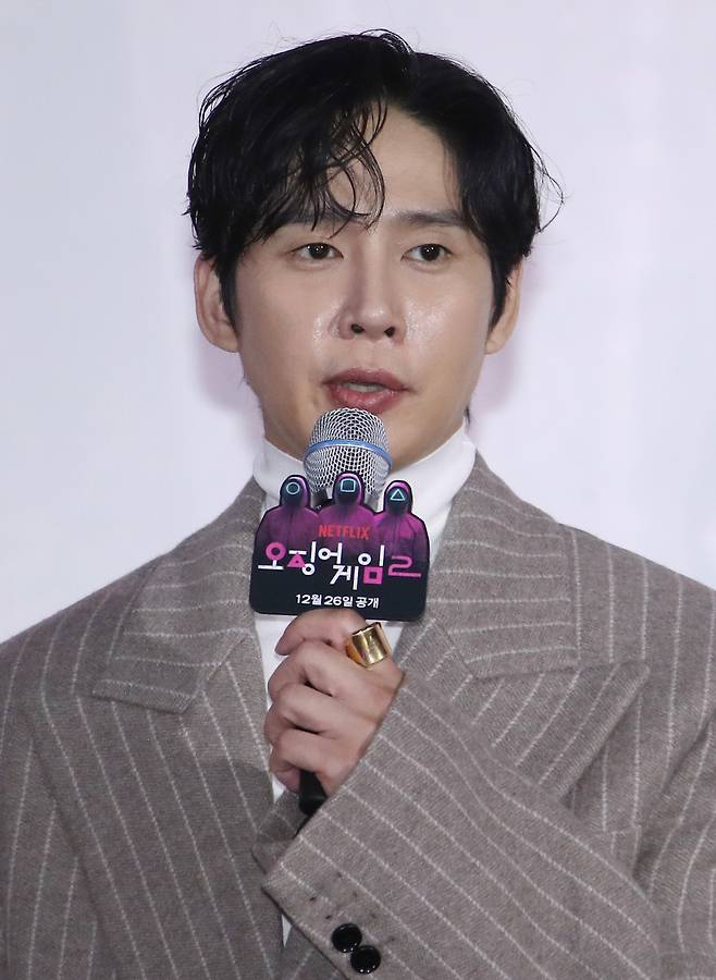 배우 박성훈이 9일 서울 중구 동대문디자인플라자(DDP)에서 열린 넷플릭스 오리지널 시리즈 '오징어 게임' 시즌2 제작발표회에서 인사말을 하고 있다. 뉴스1