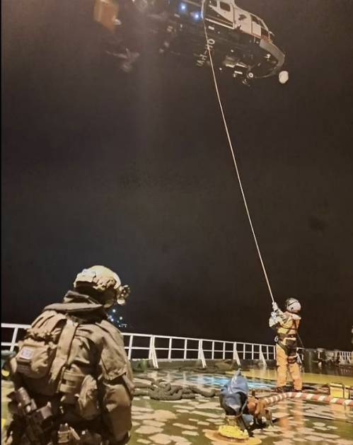 핀란드 경찰과 국경경비대가 유조선 ‘이글S’호를 압류하는 모습. 핀란드 국경경비대 제공