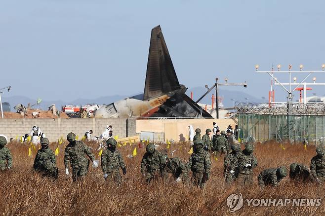 수색작업 나선 특전사들 (무안=연합뉴스) 이진욱 기자 = 31일 오전 전남 무안군 무안국제공항 제주항공 여객기 충돌 폭발 사고 현장에서 군 특전사들이 수색작업을 펼치고 있다. 2024.12.31 cityboy@yna.co.kr