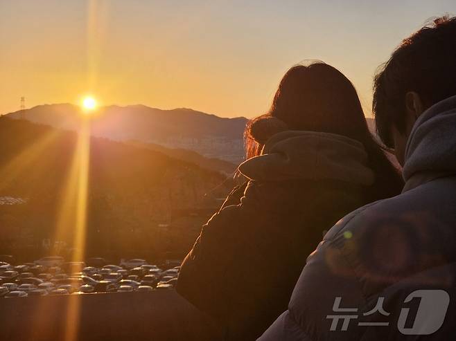 1일 오전 김해 분성산에서 떠오른 새해 첫 해를 시민들이 바라보고 있다. 2025.1.1 ⓒ 뉴스1 박민석 기자