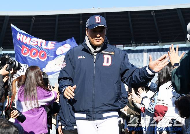2024 곰들의 모임이 24일 잠실구장에서 열렸다. 두산 이승엽 감독이 입장하고 있다. 잠실=박재만 기자 pjm@sportschosun.com/2024.11.24/