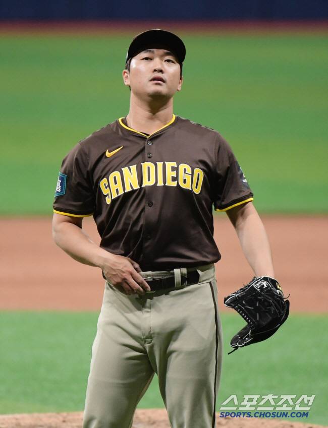 18일 서울 고척스카이돔에서 열린 '메이저리그 월드투어 서울 시리즈 2024' 샌디에이고 파드리스와 LG 트윈스의 경기. 9회말 등판한 고우석이 이재원에게 투런포를 맞은 후 아쉬워하고 있다. 고척=정재근 기자 cjg@sportschosun.com/2024.3.18/