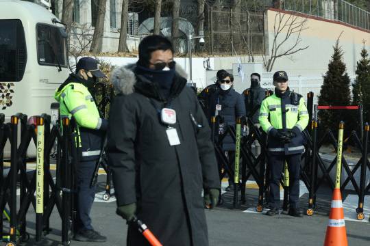 고위공직자범죄수사처가 내란 수괴(우두머리)·직권남용 혐의를 받는 윤석열 대통령의 체포영장을 유효기간인 1월6일 이전에 집행하겠다고 밝힌 1일 오후, 서울 용산구 한남동 대통령 관저 입구에서 경찰이 경계근무를 서고 있다.<연합뉴스 사진>