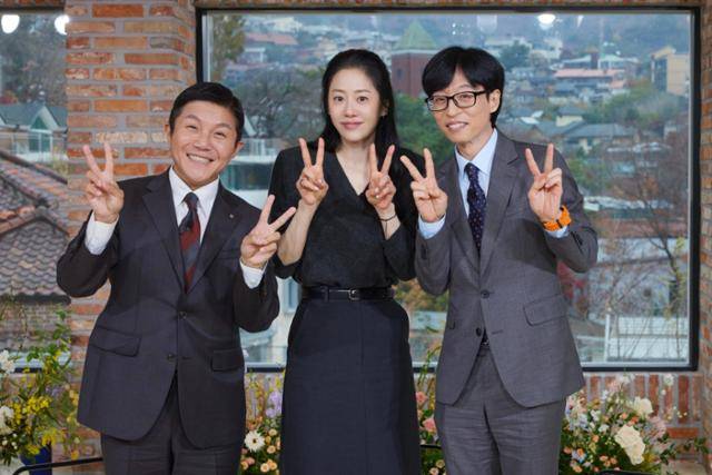 고현정(가운데)이 '유 퀴즈 온 더 블럭'에서 드뮤어룩을 선보였다. tvN 제공