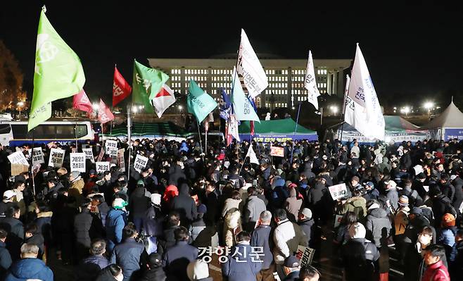 시민들이 지난해 12월4일 새벽 국회 앞에서 ‘계엄철폐’ 팻말 등을 들고 시위를 하고 있다. 박민규 선임기자