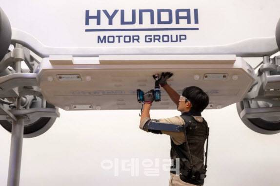 현대차·기아 로보틱스랩이 개발한 산업용 웨어러블 로봇 ‘엑스블 숄더’를 착용하고 작업을 하는 모습.(사진=현대자동차그룹)