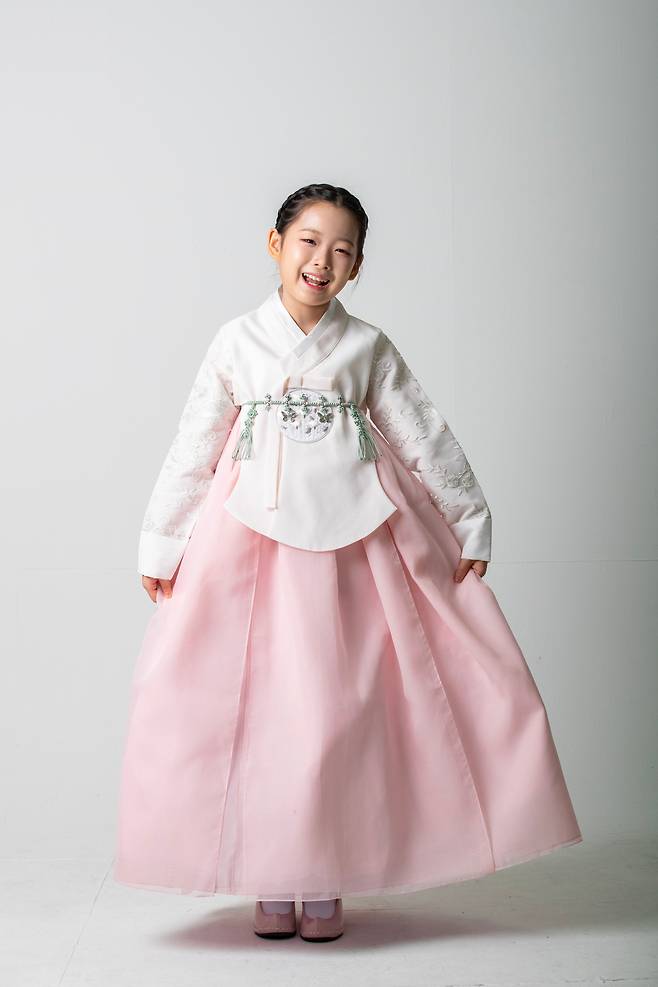 미스트롯 3에 출연했던 초등가수 가수 이수연이 돌아가신 아버지와의 추억을 이야기하면서, 각종 댓글 등으로 응원해주신 시청자와 독자에게 감사 인사를 드리고 있다. /이태경 기자