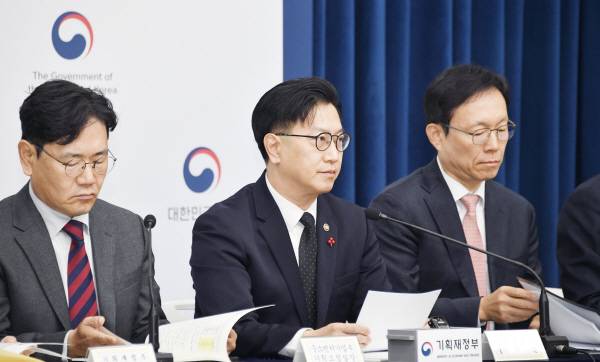 지난달 27일 정부세종청사에서 김범석(가운데) 기획재정부 1차관 주재로 ‘2025년 경제정책방향’의 주요 내용을 설명하는 사전 브리핑이 진행되고 있다. 기재부 제공