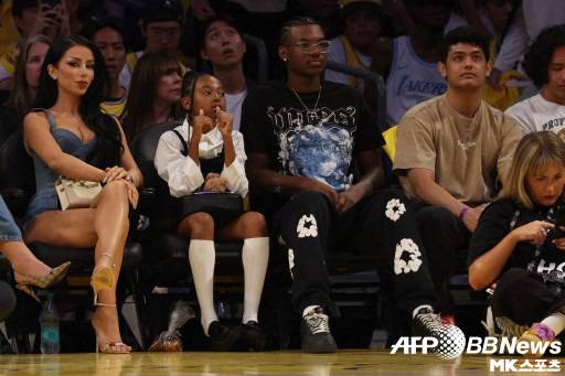 지난 10월 22일 미네소타와 레이커스의 경기에서 르브론의 막내딸 주리 노바 제임스와 둘째 아들 브라이스가 경기를 지켜보고 있다. 사진=ⓒAFPBBNews = News1