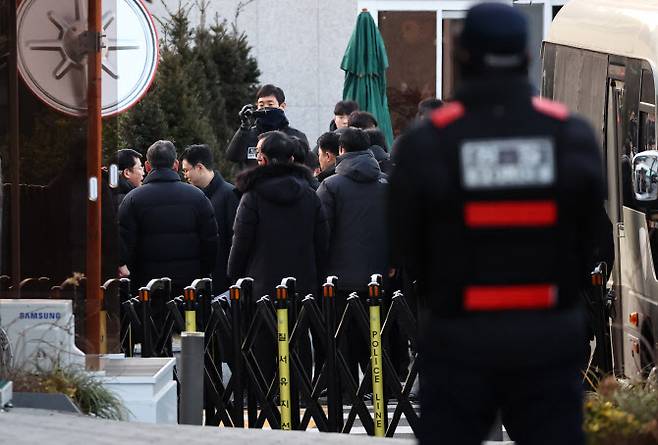 윤석열 대통령에 대한 체포영장 집행에 나선 고위공직자범죄수사처 수사관들이 3일 서울 한남동 대통령 관저 입구를 통과해 진입하고 있다. (사진=연합뉴스)