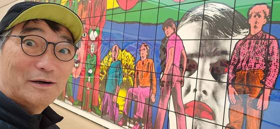 지난 10월 스페인 빌바오 구겐하임 미술관을 찾은 조정선 전 PD. 한 작품 앞에서 익살스러운 표정을 짓고 있다. 사진 조정선