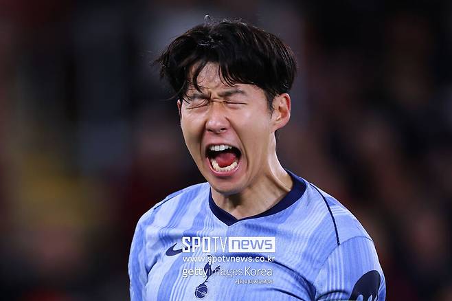 손흥민은 2025년 1월부터 보스만 룰에 따라 다른 구단과 자유롭게 협상할 수 있음에도 불구하고, 토트넘은 아직 명확한 재계약 움직임을 보이지 않고 있다. 글로벌스포츠매체 ‘디애슬레틱’은 “토트넘이 손흥민과 벤 데이비스의 계약 1년 연장 옵션을 발동해 둘 다 1년 더 팀에 남기려고 한다”고 보도했다. 토트넘 내부 사정을 잘 아는 전 스카우트 브라이언 킹은 “손흥민 같은 레전드가 이런 식으로 대우받아서는 안 된다. 토트넘은 이미 몇 달 전에 손흥민 계약 문제를 해결했어야 했다. 손흥민이 지금 토트넘에서 행복한지조차 확신하기 어렵다”고 비판했다. 이후 영국 몇몇 언론들은 “손흥민이 토트넘과의 계약 상황에 불만을 품고 있다는 얘기가 있다. 일부 관계자들은 그가 팀을 떠날 것이라는 소문을 들었다”라며 구단 내부에서 도는 흉흉한 소문까지 보도했다