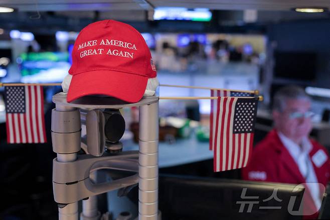 NYSE.. 트럼프의 MAGA 모자가 놓여 있다. ⓒ 로이터=뉴스1