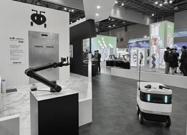로보티즈가 '2024 로보월드'에서 맞춤형 협동로봇 '오픈매니퓰레이터-Y'를 활용한 완전 무인화 배송 시스템을 선보였다. (사진=지디넷코리아 신영빈 기자)