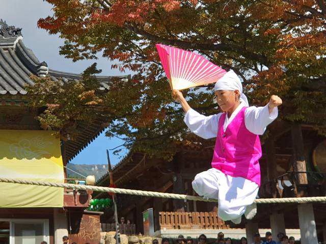 줄타기 이수자 한산하씨가 중학교 시절 줄타기를 배우는 모습. 본인 제공