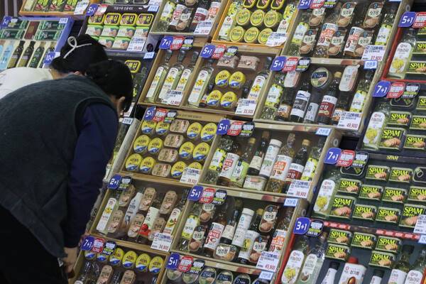 소비자들이 설 선물 세트를 살펴보고 있다. 연합뉴스