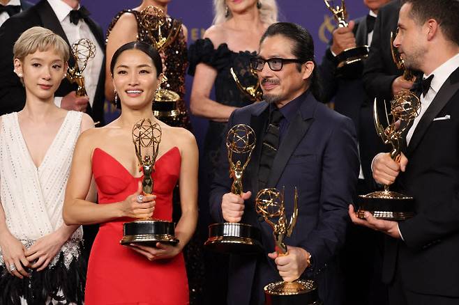 에미상에서 여우주연상·남우주연상을 수상한 사와이 안나(왼쪽), 사나다 히로유키(사진=AFPBB/로이터)