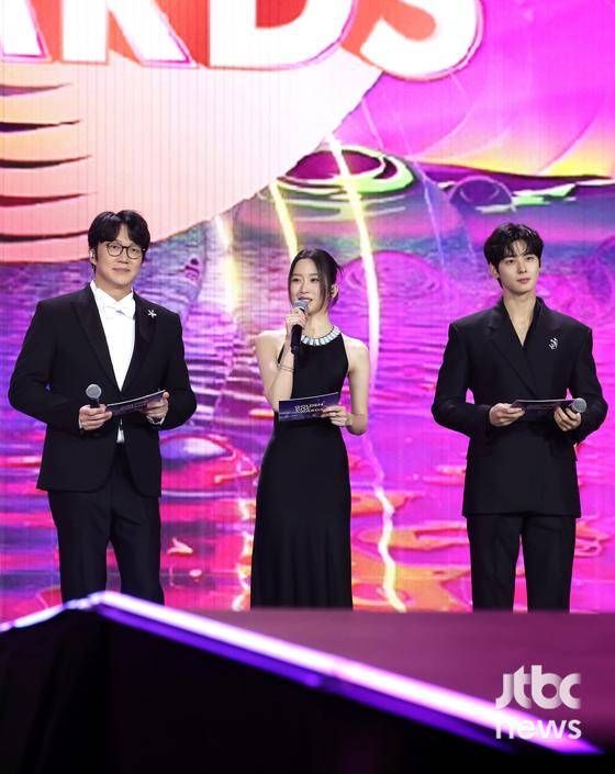 성시경 문가영 차은우가 5일 오후 일본 페이페이 돔 후쿠오카에서 열린 '제39회 골든디스크 어워즈-디지털 음원 부문' MC를 맡아 진행하고 있다. 특별취재반 / 2025. 01. 04/