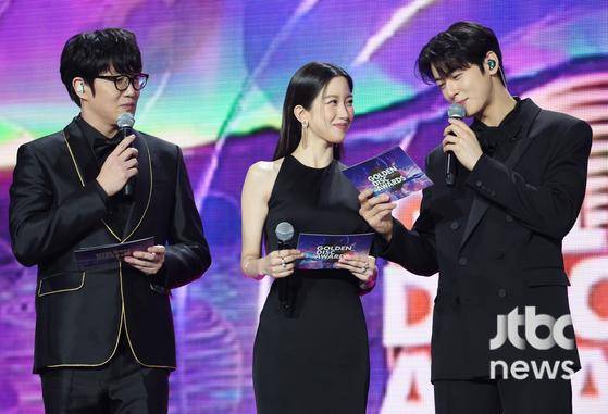 성시경, 문가영, 차은우가 4일 오후 일본 미츠호 페이페이 돔 후쿠오카에서 '제39회 골든디스크 어워즈'에서 진행을 하고 있다. 특별취재반 / 2025. 01. 04/