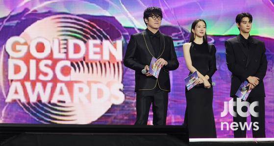 성시경, 문가영, 차은우가 4일 오후 일본 미츠호 페이페이 돔 후쿠오카에서 '제39회 골든디스크 어워즈'에서 진행을 하고 있다. 특별취재반 / 2025. 01. 04/